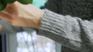 Sıcak bir kazak Bayan elinde bir buket sarı ve turuncu Güllü formu