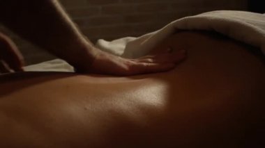 σεξ βίντεο στο σαλόνι μασάζ μεγάλες πούτσες και υγρό μουνί