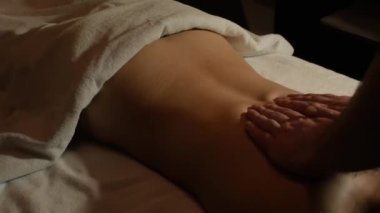 Kadın geri spa masajı