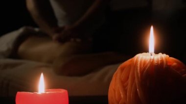 Masaj hareketleri Spa merkezinde iki mum