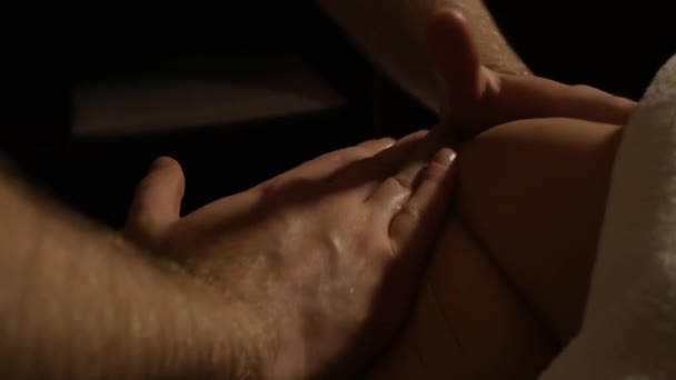 Антицелюлітний масаж для молодої жінки — стокове відео