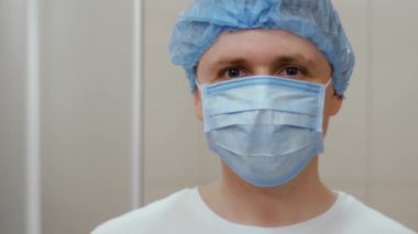 Mutlu Doktor Nods baş ve başparmak yukarı