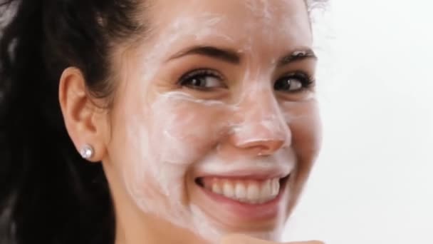 Beautiful woman with a cosmetic mask — Stock Video