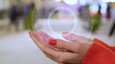 Kadın eller hologram mekanik saat tutarak
