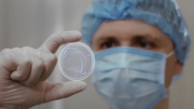 Doktor enerji ışınları ile hologram bakıyor