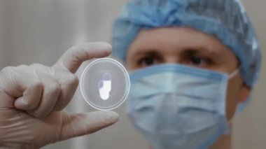 Doktor ilaçlarla holograma bakıyor