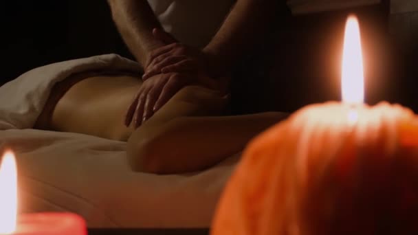 Förgrunden av två ljus i Spa-Center — Stockvideo