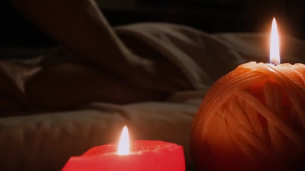Две свечи на размытом фоне дренажного массажа — стоковое видео