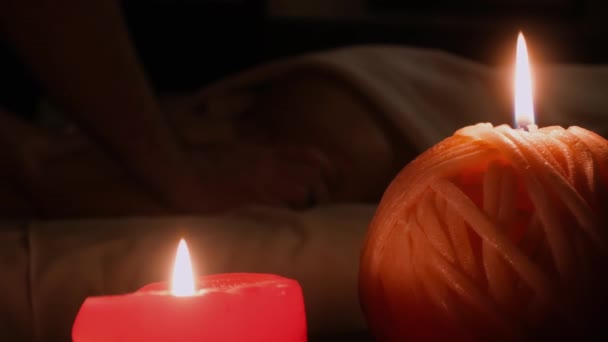 Svíčky na rozostřené masáž pozadí — Stock video
