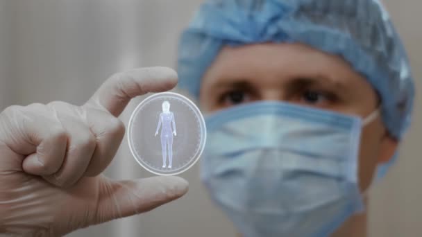 Доктор смотрит на голограмму с женским телом — стоковое видео