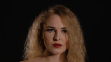 Akan damla arkasında sarışın kıvırcık Bayan