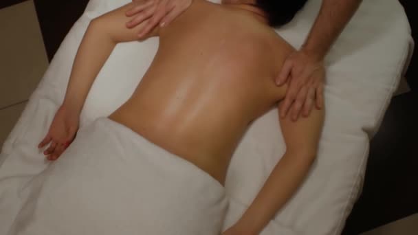 Massagem de ombros e braços — Vídeo de Stock