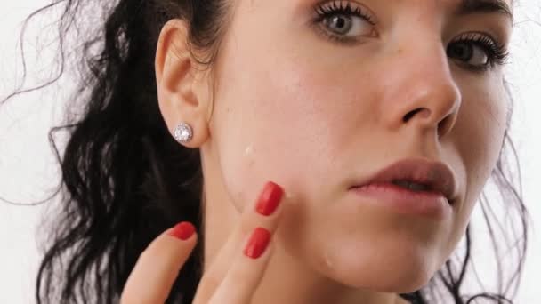 Mulher aplicando creme de acne em seu rosto — Vídeo de Stock