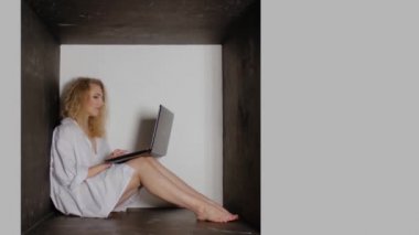 Kadın sınırlı alan bir dizüstü bilgisayarda çalışır