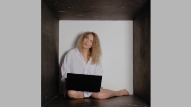 Smiling woman limited space works on a laptop — Stock Video