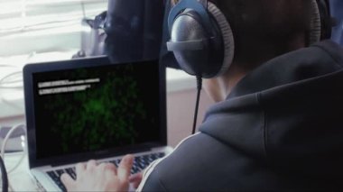 Program kodu ile kulaklık adam