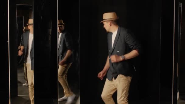Junger Mann tanzt verschiedene Stile — Stockvideo