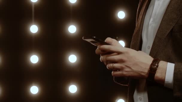 남성 손은 스마트 폰을 사용 — 비디오