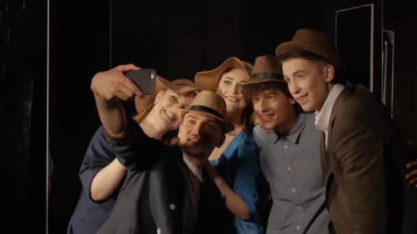 La gente con sombreros se toma una selfie — Vídeo de stock