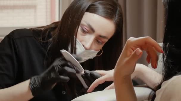 Manicurist poetst de nagel stang — Stockvideo