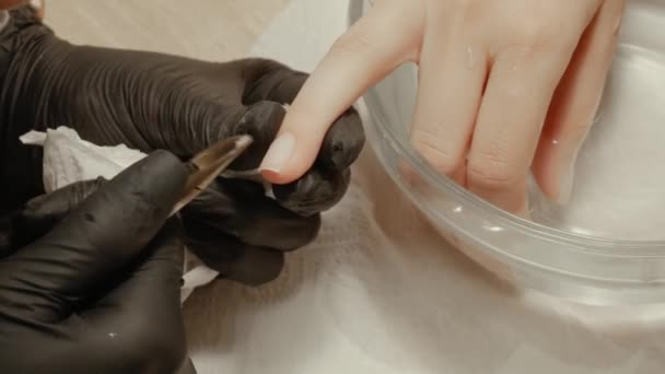 Skär nagelbanden på ringfingret närbild — Stockvideo