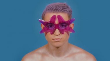 Mavi arka planda parlak makyajlı adam