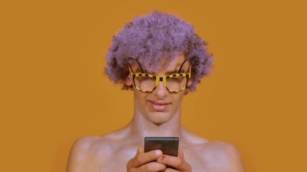 Stílusos fickó úgy néz ki, mint egy méh használja a telefont — Stock videók