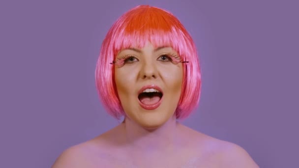 Mulher vocalista em um fundo violeta — Vídeo de Stock