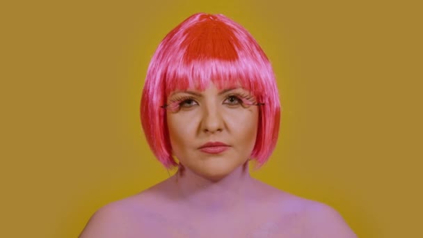 Woman with a bright make-up on a yellow background — Stock Video