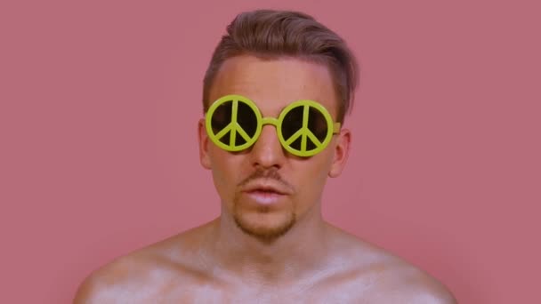 Le type aux lunettes de soleil qui fait une beatbox — Video
