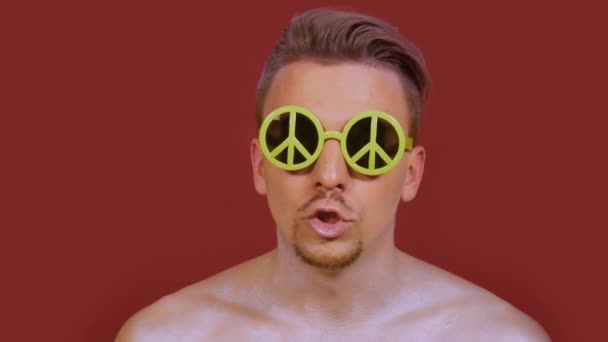 Uomo in occhiali da sole che esegue un beatbox — Video Stock