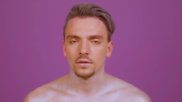 Человек с ярким макияжем закончил съемку — стоковое видео