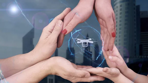 Mens, mulheres e crianças mãos mostram um holograma 3D drone — Fotografia de Stock