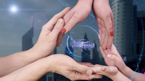 Mens, mulheres e crianças mãos mostram um holograma carro da família — Fotografia de Stock