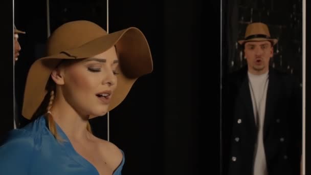 Frau singt auf spiegelglattem Hintergrund — Stockvideo
