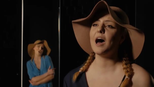 Le donne cantano nello spazio con uno specchio — Video Stock