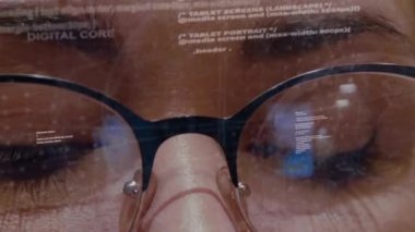 Kadın geliştiricinin arka planında Dijital Çekirdek metni