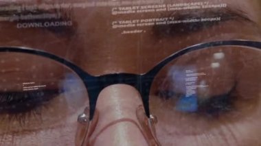 Kadın geliştiricinin arka planında metin indirme