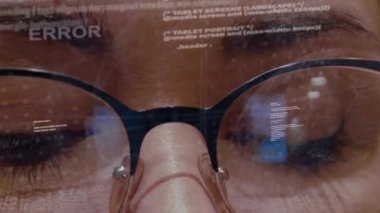 Kadın geliştiricinin arka planında hata metni