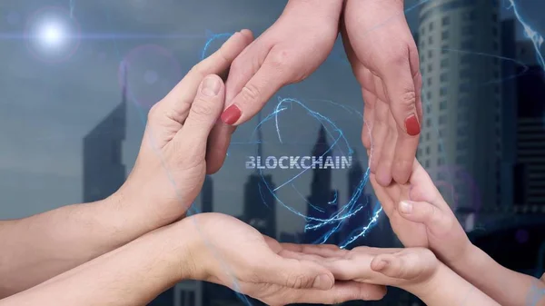 Hommes, femmes et enfants mains montrent un hologramme Blockchain — Photo
