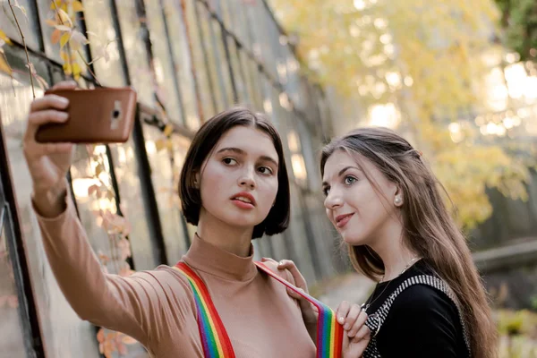 Dois estudantes tirando selfie no telefone no parque de outono — Fotografia de Stock