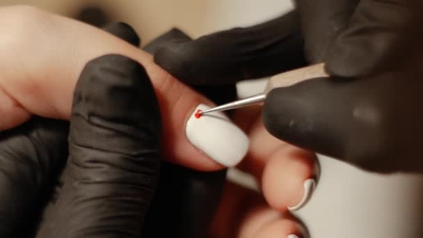 Manicurist applicerar ett rött hjärta — Stockvideo