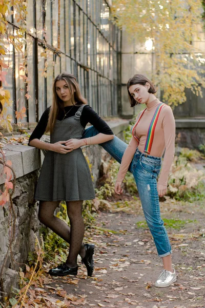 Dois jovens estudantes de moda no parque de outono — Fotografia de Stock