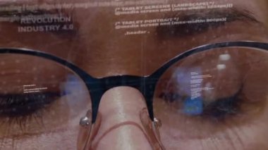 Devrim Sanayi 4.0 kadın geliştirici arka plan metin