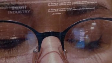 Kadın geliştirici arka plan akıllı sanayi metin