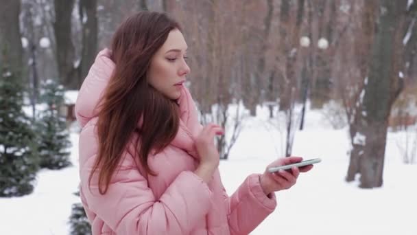 Fata cu parul rosu cu holograma Semn BTC — Videoclip de stoc