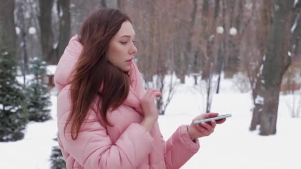 Fata cu parul rosu cu holograma Blockchain — Videoclip de stoc