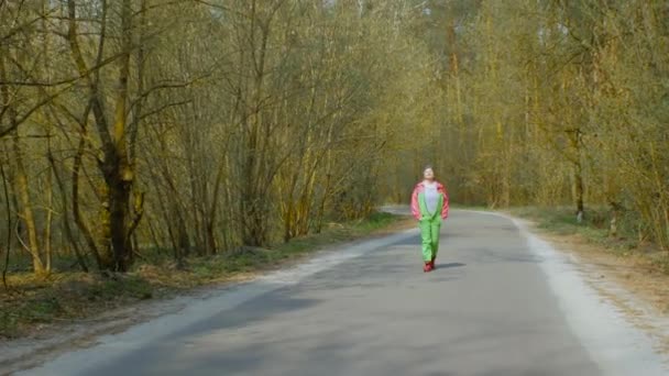 Жінка в лижному костюмі в лісі — стокове відео