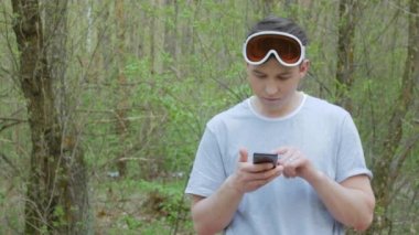 Mutlu gülümseyen adam bir telefon kullanarak