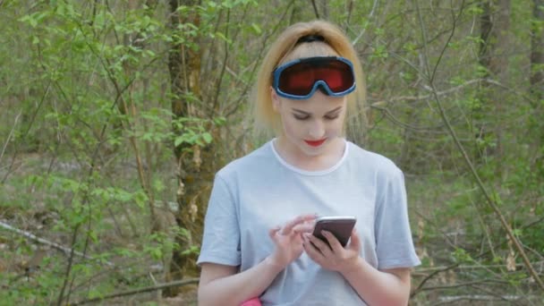 Glückliche Frau mit einem Telefon — Stockvideo